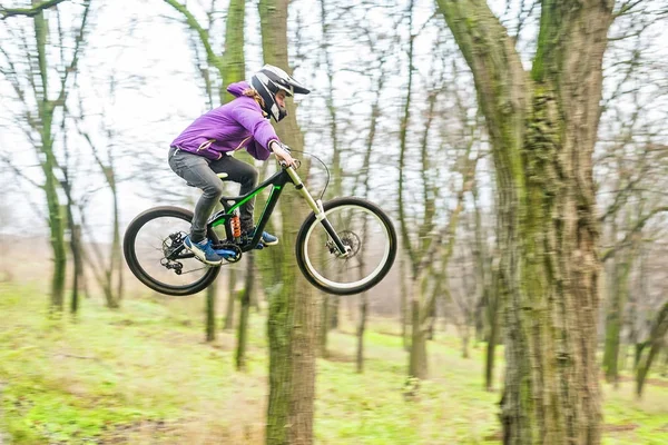 Jeune coureur au volant de son vélo de montagne fait un tour en j — Photo