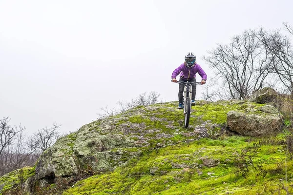 Ciclista desciende de la montaña en bicicleta de montaña, espacio libre para tu texto . —  Fotos de Stock