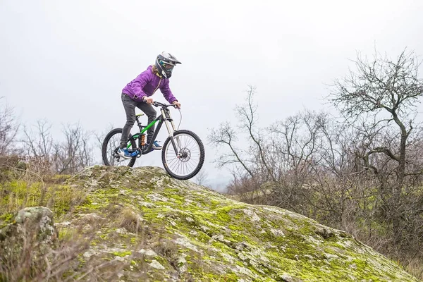 Kerékpáros lejön a hegyről egy mountain bike, szabad hely, a szöveg. — Stock Fotó