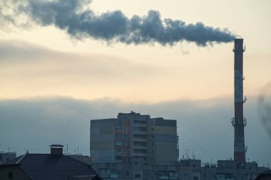 Arka plan gökyüzü yakın çekim, kopya alanı ile üzerinde duman ile boru.