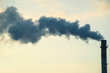 Arka plan gökyüzü yakın çekim, kopya alanı ile üzerinde duman ile boru.