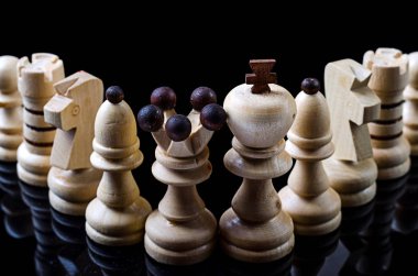 siyah bir arka plan üzerinde izole satranç taşları.