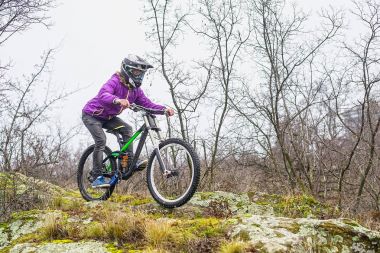 Enduro bisikletçi sürme dağ bisikleti Rocky izinde kopya boş disk alanı.