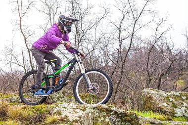 Enduro bisikletçi sürme dağ bisikleti Rocky izinde kopya boş disk alanı.