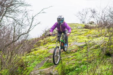 Enduro bisikletçi sürme dağ bisikleti Rocky izinde kopya boş disk alanı.