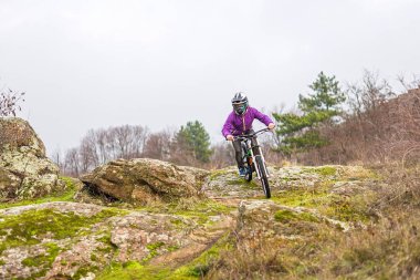 Enduro bisikletçi sürme dağ bisikleti Rocky izinde kopya boş disk alanı.