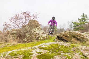 Enduro bisikletçi sürme dağ bisikleti Rocky izinde kopya boş disk alanı.