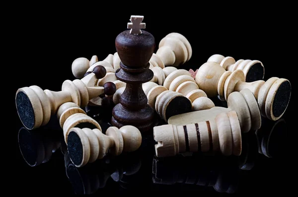 Schachfiguren isoliert auf schwarzem Hintergrund. — Stockfoto