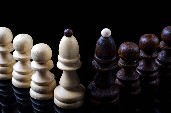 Шахові фігури ізольовані на чорному тлі . — стокове фото