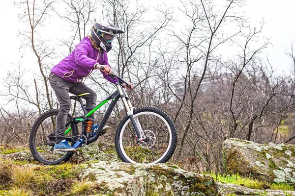 Cycliste d'Enduro chevauchant le VTT sur la piste rocheuse, copie de l'espace libre . — Photo