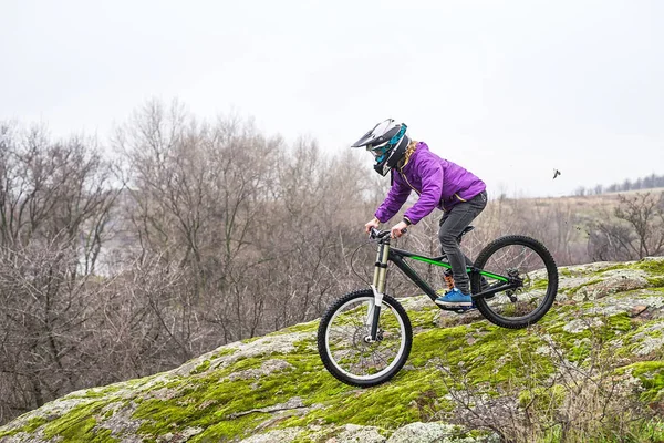 Enduro cyklist ridning den mountainbike på Rocky Trail, kopiera ledigt utrymme. — Stockfoto