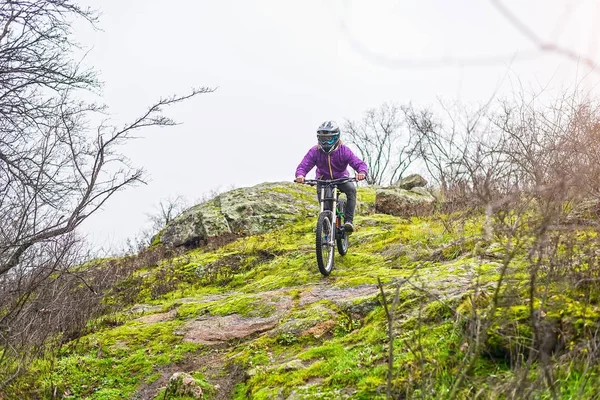 Downhill Cyclist Montar en bicicleta de montaña en el sendero rocoso, copia del espacio libre . — Foto de Stock