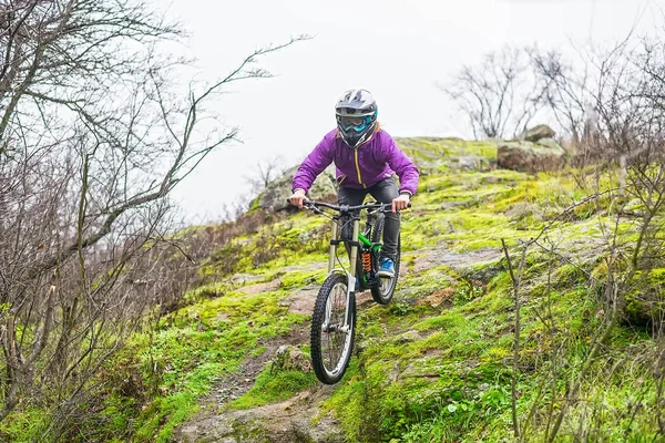 Enduro bisikletçi sürme dağ bisikleti Rocky izinde kopya boş disk alanı.