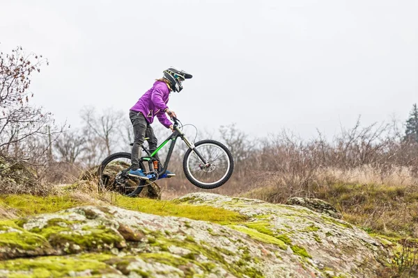 Cycliste professionnel chevauchant le vélo de montagne sur la piste rocheuse, copie de l'espace libre . — Photo