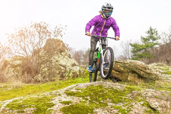 Enduro cyklist ridning den mountainbike på Rocky Trail, kopiera ledigt utrymme. — Stockfoto