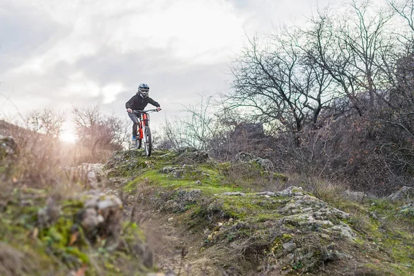 Profesyonel bisikletçi dağ en baştan dağ bisikleti binme boş alan.