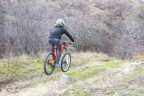 Cyklist rida en mountainbike. — Stockfoto