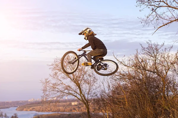 Ciclismo cuesta abajo, salto de altura en la bicicleta, espacio libre . — Foto de Stock