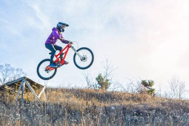 ?yclist yüksek bir sıçrama tahtası, gökyüzü ve metniniz için boş alan üzerinden atlıyor.