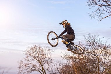 Profesyonel binici aşırı spor bisikletle atlıyor.