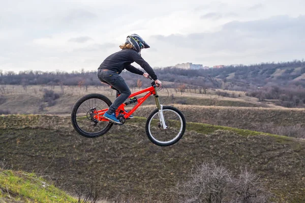 Ciclista profissional pulando em uma bicicleta de montanha, um espaço livre . — Fotografia de Stock