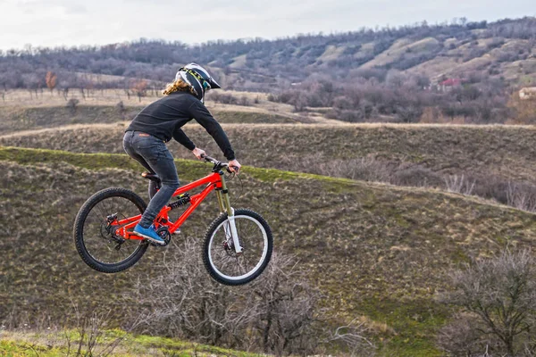 Professionell cyklist hoppa på en mountainbike, ett fritt utrymme. — Stockfoto