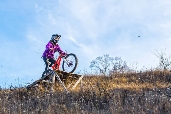 Rider está saltando en una bicicleta de montaña, un deporte extremo. Bajando. . — Foto de Stock