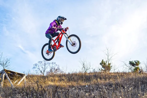 ?yclist hoppar från en hög springboard, himlen och fritt utrymme för din text. — Stockfoto