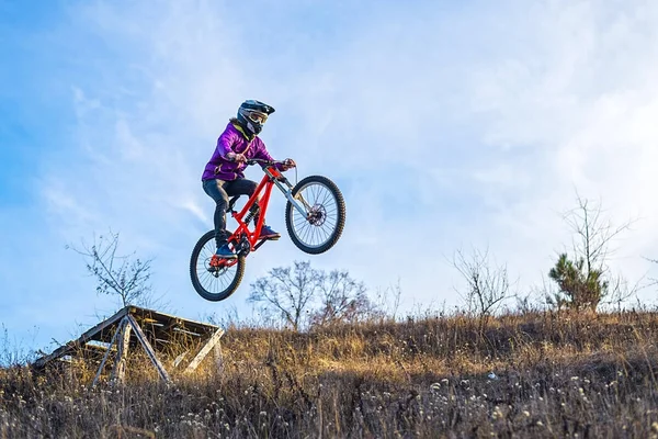 ?ciclista está saltando desde un trampolín alto, el cielo y el espacio libre para su texto . — Foto de Stock