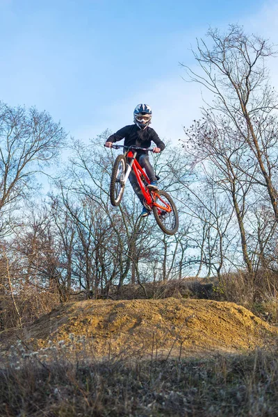 Fahrer springt auf Mountainbike, eine Extremsportart. — Stockfoto