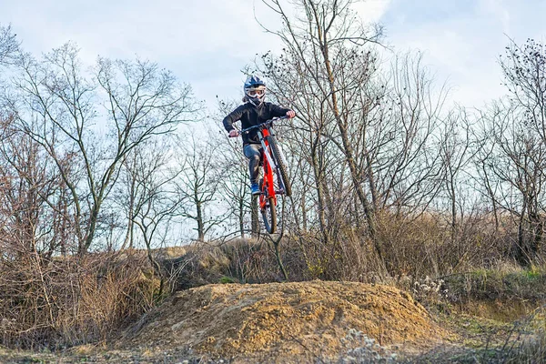 Rider sta saltando su una mountain bike, uno sport estremo . — Foto Stock