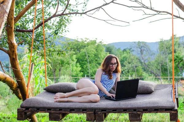 Pracoholik kobieta pracuje na laptopie na świeżym powietrzu. — Zdjęcie stockowe