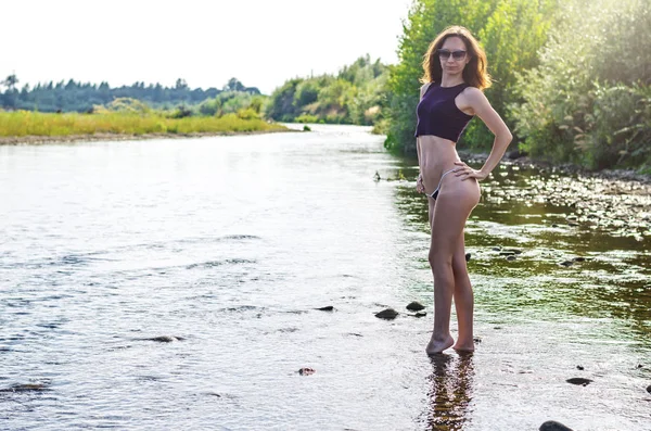 Hermosa mujer joven en una lencería sexy en el río . — Foto de Stock