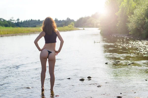 Seksowna młoda kobieta stwarzających w górskiej rzece, lato zdjęcie. — Zdjęcie stockowe