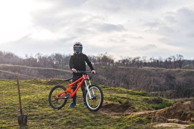 Kask, profesyonel bisikletçi hazırlamak için başından asıllı dağın tepesinden.