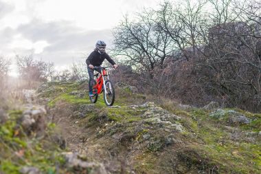 Buzlu yokuş aşağı dağ bisikleti binme bisikletçi.