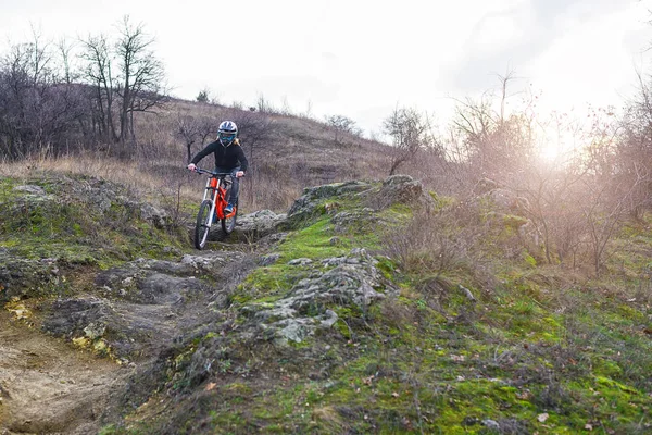 Cyklist ridning en mountainbike på stenar, utförsåkning. — Stockfoto