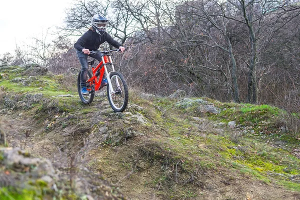 Radprofi auf dem Mountainbike fährt im felsigen Gelände. — Stockfoto