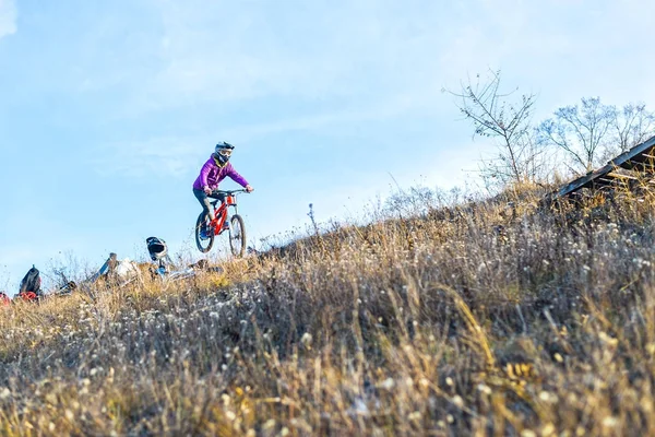 Cyklist på mountainbike, fritt utrymme för din text. — Stockfoto