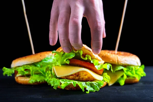 Banner reklam bir masada ahşap siyah, iştah açıcı ve taze burger. — Stok fotoğraf