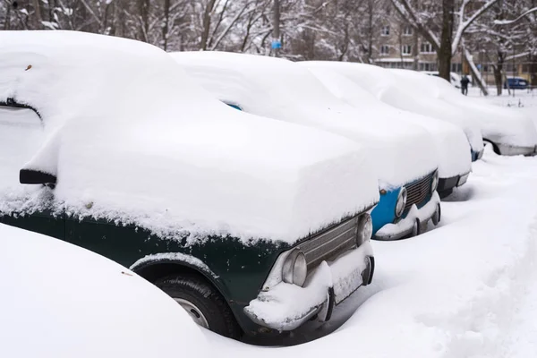 Máquinas cubiertas de nieve, tormenta de nieve de invierno . — Foto de Stock