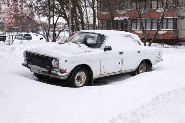 Машины, покрытые снегом, зимняя буря . — стоковое фото