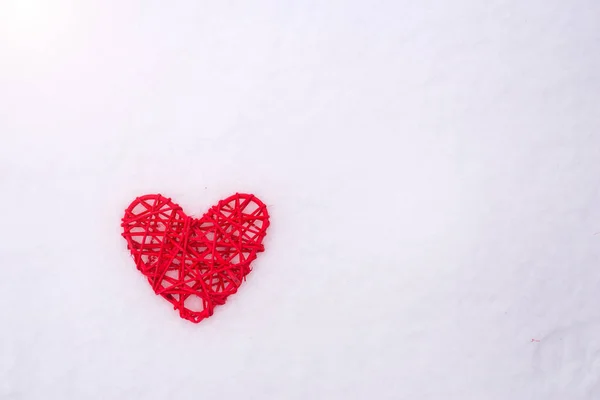 Koncept för alla hjärtans dag, bröllop: rött hjärta på snö. — Stockfoto