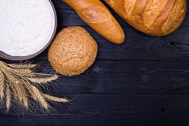 Taze ekmek, un ve ahşap bir masa, boş alan kulaklara.