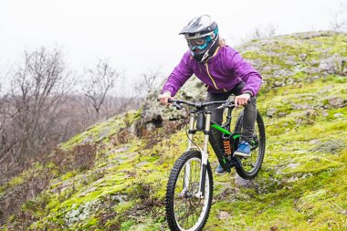 Bisikletçi dağ bisikleti, metniniz için boş alan üzerinde dağdan iner.