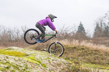 Enduro bisikletçi sürme dağ bisikleti Rocky izinde kopya boş disk alanı.
