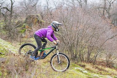 Enduro bisikletçi dağ bisikleti kayalık izini sürme.