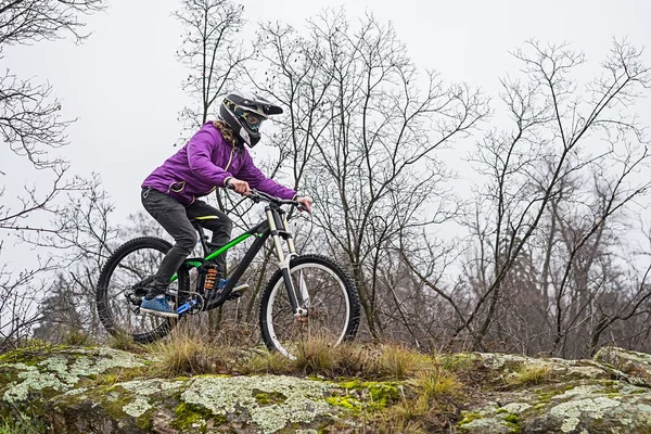 Radfahrer steigt mit dem Mountainbike vom Berg ab, freier Platz für Ihren Text. — Stockfoto