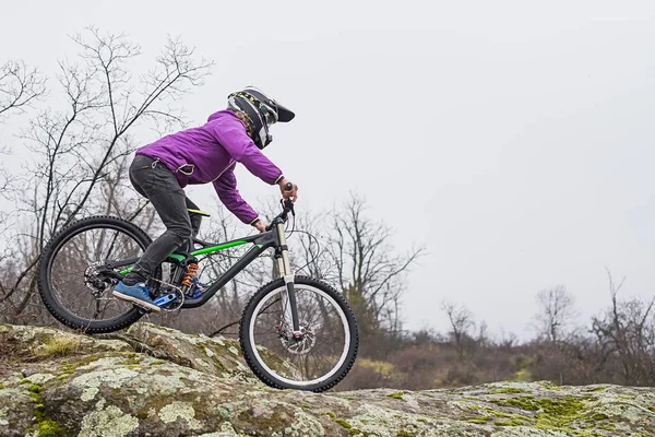 Enduro-Fahrer mit dem Mountainbike auf dem steinigen Trail, Kopie des freien Raumes. — Stockfoto