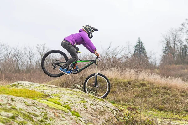 Cycliste d'Enduro chevauchant le VTT sur la piste rocheuse, copie de l'espace libre . — Photo